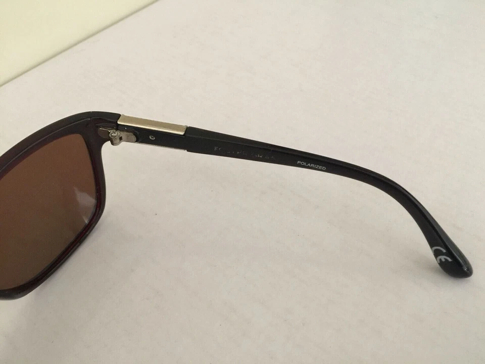 Gafas de sol polarizadas Foster Grant monturas vino/negro con detalles dorados lente marrón Foto 4 de 4