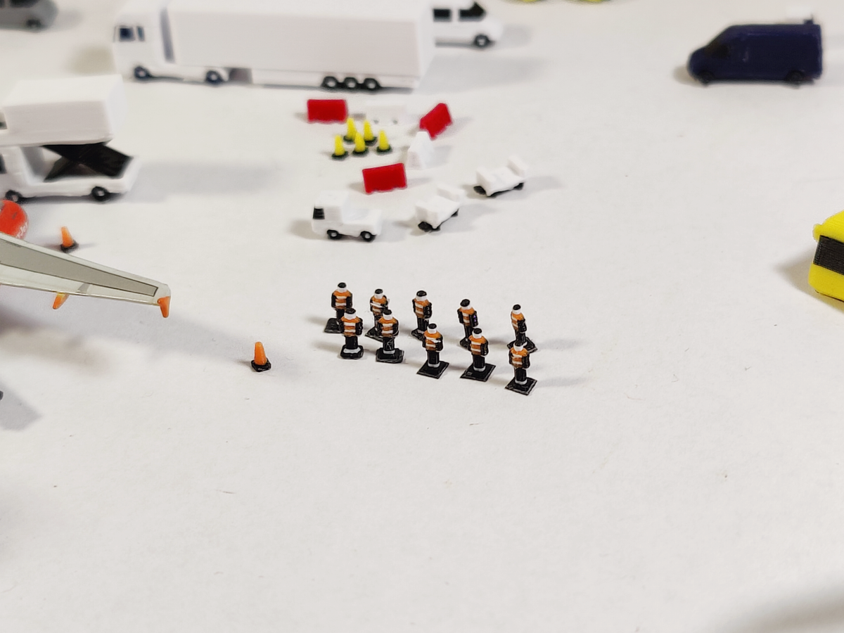 40x Orange AIRPORT GROUND CREW/People Aircraft GSE Models 1:400