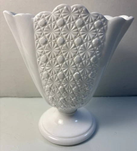 Vintage Mid Century Fenton Milk Glass Daisy And Button Fan Vase 8.5"