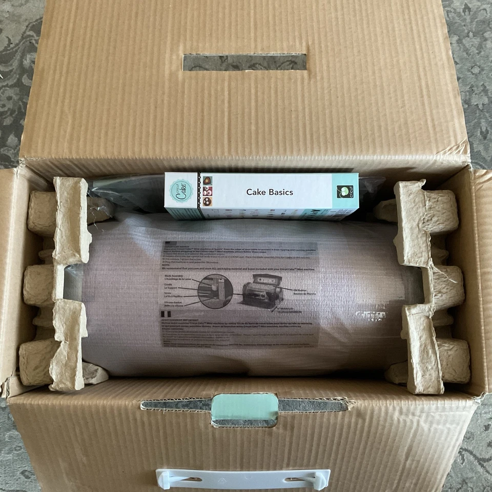 Cricut Cake Mini Electronic Cutting Machine never used. Worn box - Image 3 of 3