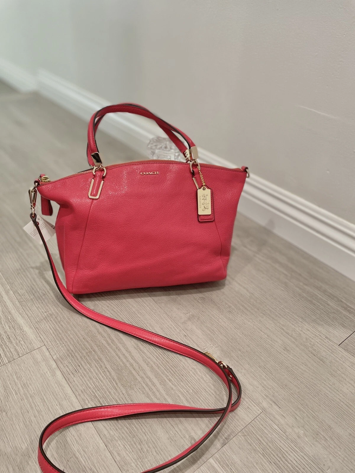 Borsa Coach in pelle rosso scarlatto rara classica nuova con etichetta zip doppio cinturino