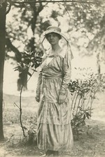 WOMAN IN LARGE HAT, GARDEN POSE. 1890s.