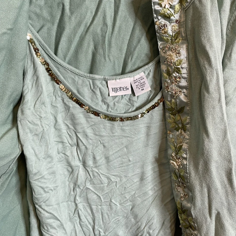 Conjunto de suéter y cami cárdigan verde para mujer Together talla M detalles florales satinado Foto 4 de 4