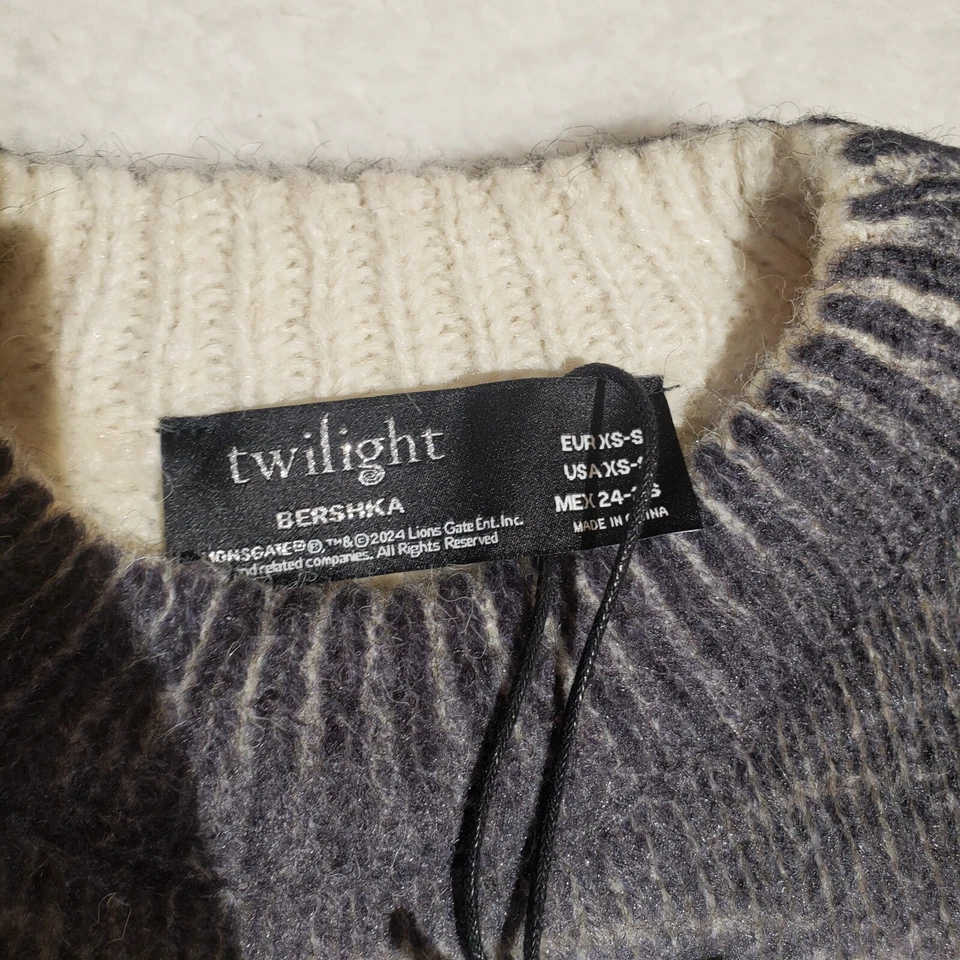 Suéter Bershka Crepúsculo Cuello Simulado - Gráfico Edward Cullen - Talla XS-S Foto 4 de 4