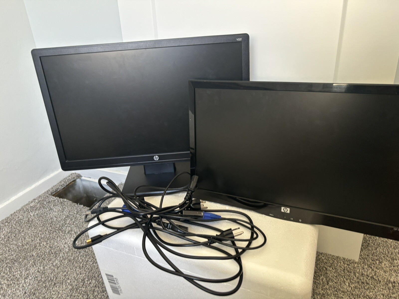 Dual Monitor* HP V221 & HP s2031 Monitors Both Come With Power And