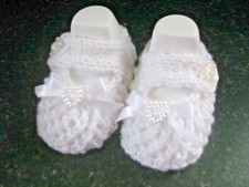 SÜSSES PAAR HANDGESTRICKTE BABYSCHUHE in WEISS mit WEISSER SCHLEIFE Gr. NEW BORN (2)