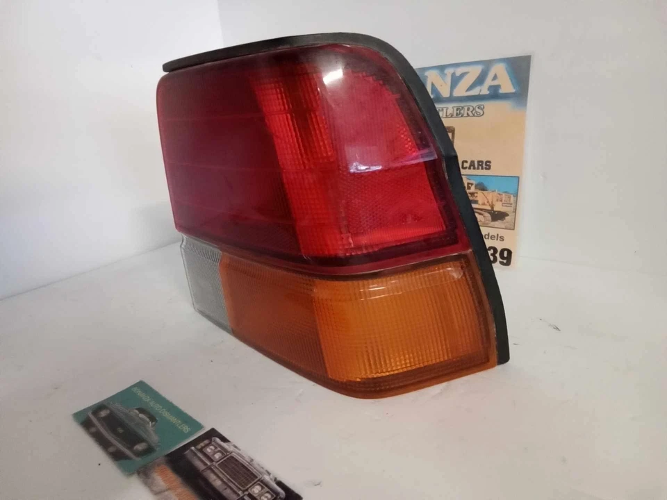 Conjunto de luces traseras TOYOTA TERCEL RH (pasajero) 95-97 OEM USADO Foto 2 de 4