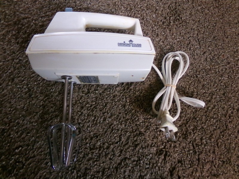 Vintage "Design House" Hand Mixer 4 Speed w/Beaters Electric Kitchen Appliance