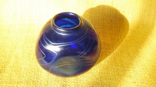1991 PHOENICIA MALTESE IRIDESCENT ART BLUE GLASS VASE SIGNED MALTA - Picture 9 of 12