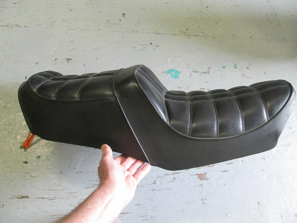 Suzuki GS550L 1982 montaje asiento 45100-47502-47G / 45100-47502-48G Foto 3 de 4