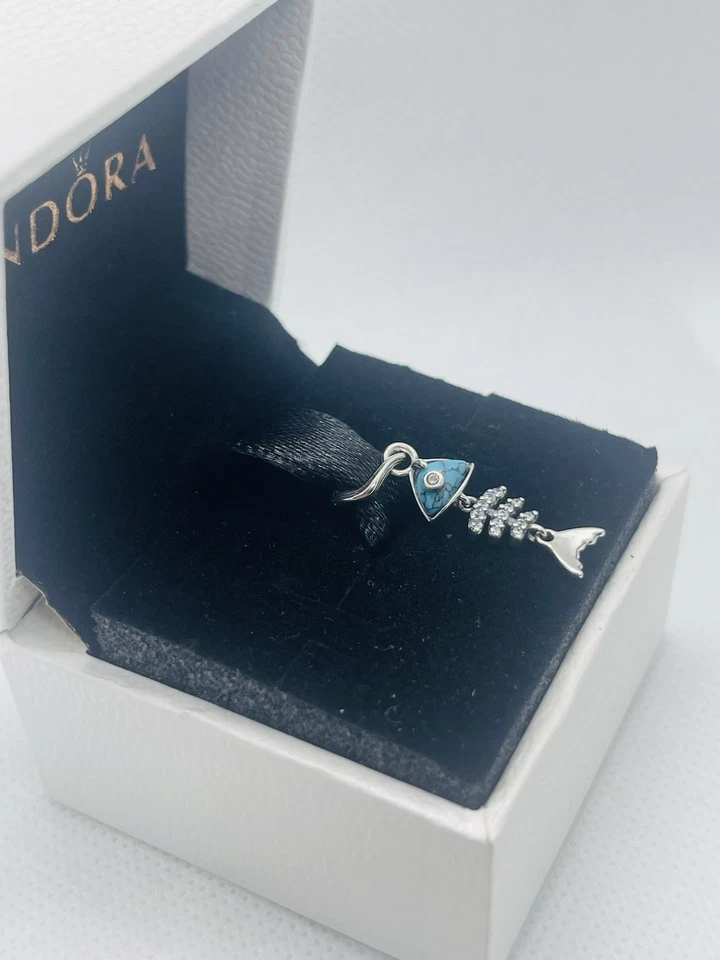 Dije de plata de ley azul turquesa y espina de pescado pavimentada Foto 2 de 4