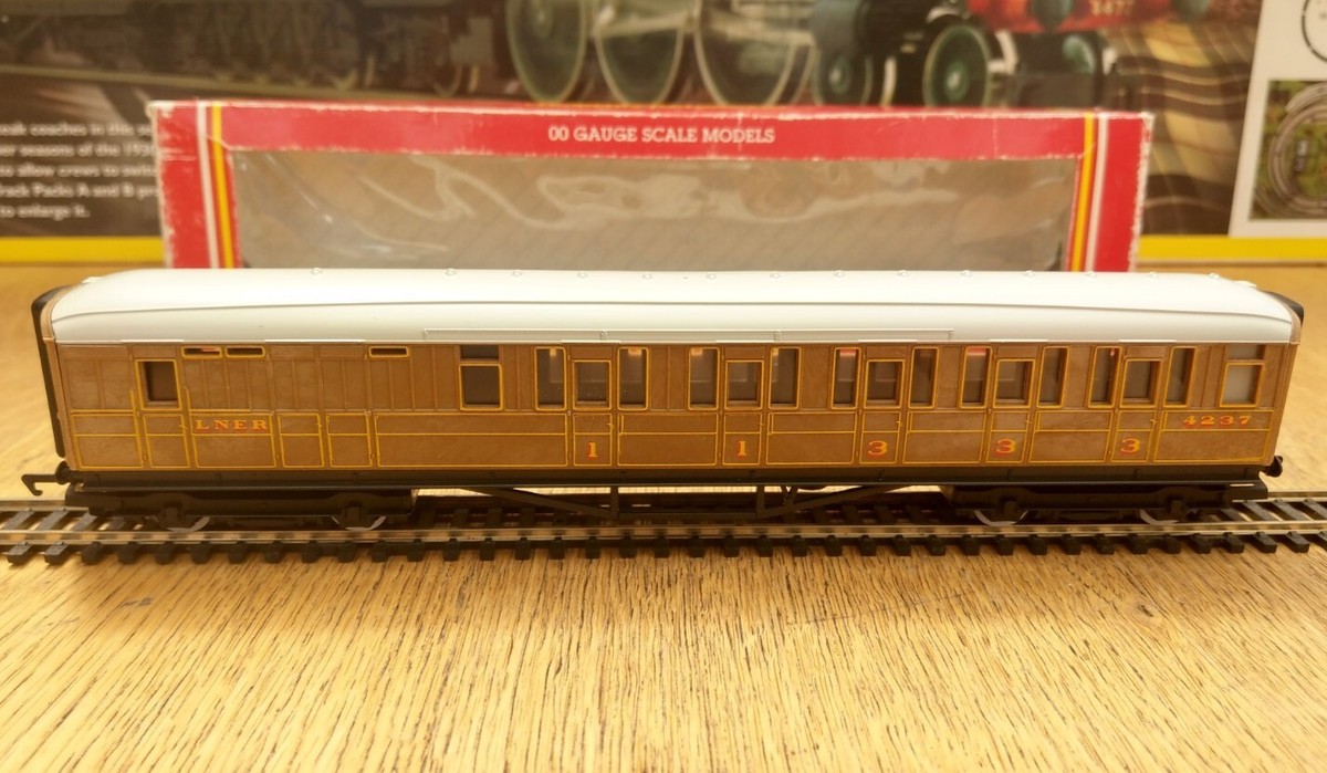 Hornby R478 LNER Brake Composite Coach #4237 - Free Delivery