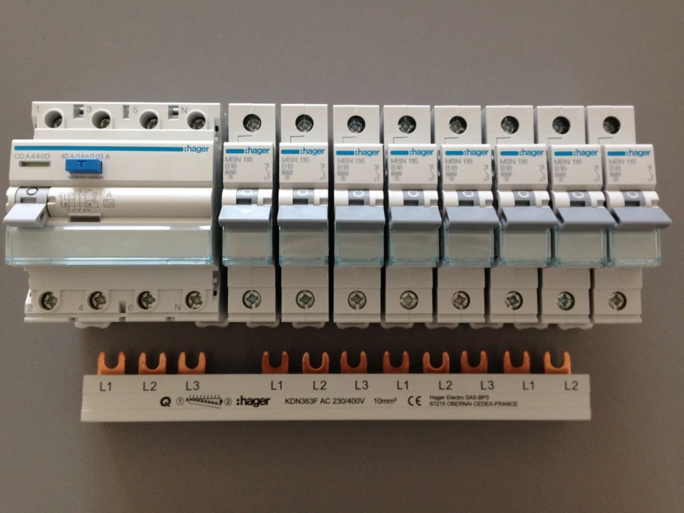 Hager FI CDA440D + 8x Hager LS-Schalter MBN116 + 1x KDN363F Sammelschiene