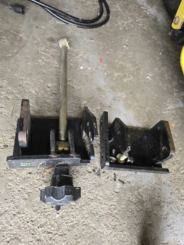 Soporte elevador cortacésped John Deere AM123851 AM123850 Brkts 4200 4300 4400 60 72 Foto 2 de 2