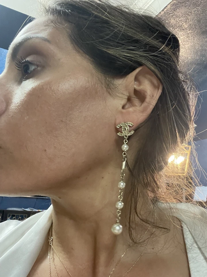 Pendientes CHANEL Cristal Clásico Logo CC Perla Colgante Gota, Tono Dorado Foto 2 de 4