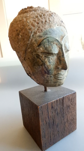 Busto Buddha in bronzo alto 3" del XVI secolo, ora montato su palo in acciaio su supporto in legno - Foto 1 di 9