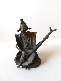 4) Gut erhaltene Bronzefigur aus dem 19. Jahrhundert als asiatischer Gaukler