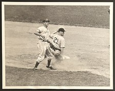 1939 Photo Type 1-Arky Vaughan Pittsburgh Pirates Out At 2nd vs NY Giants