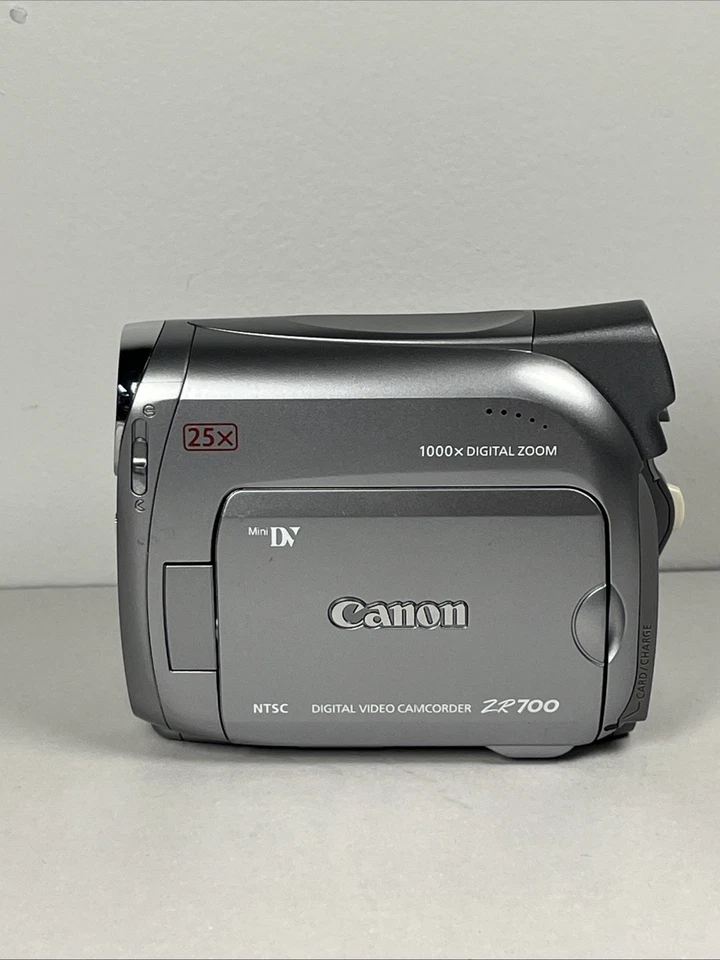 Canon ZR700 MiniDV Camcorder 25x Optical Zoom - W/ Charger And 2 New Batteries - Image 3 of 4