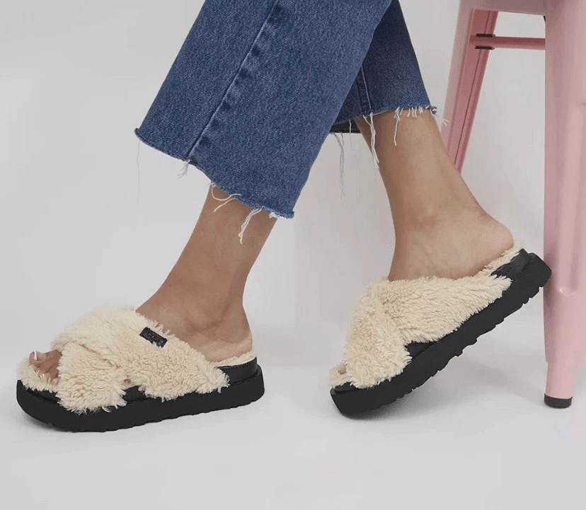 Sandalo UGG Fuzz Sugar Slide in naturale nero taglia US 9