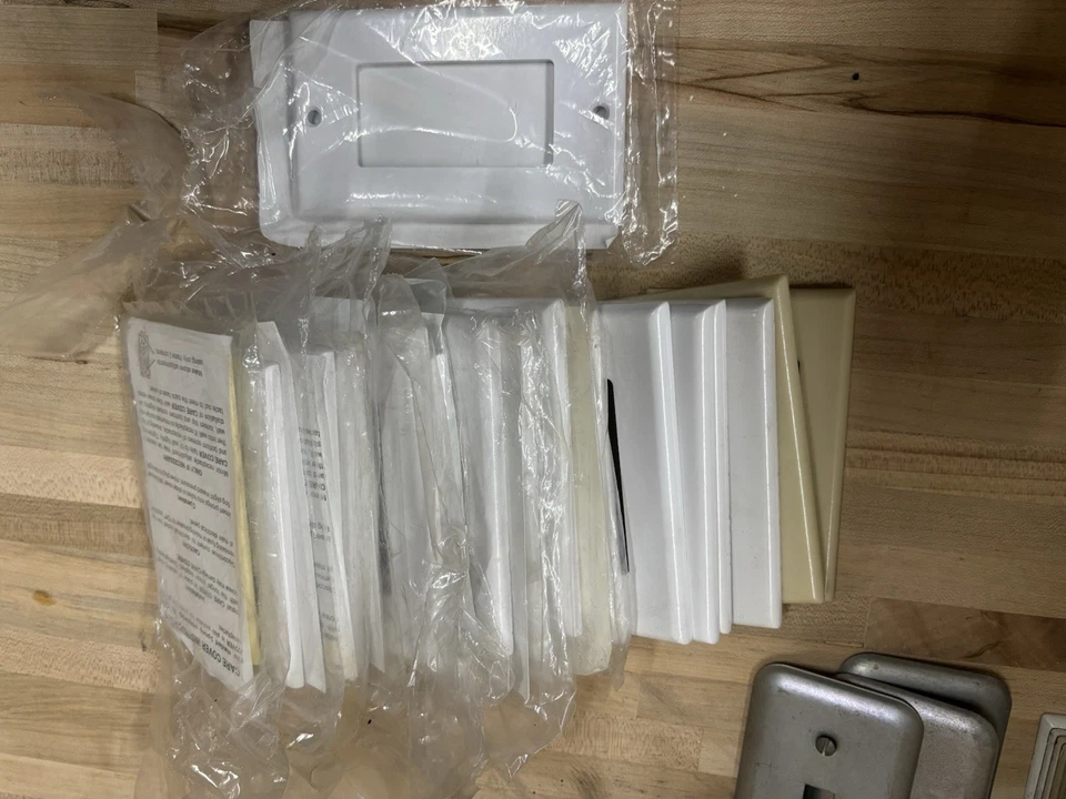 Лот из 80+ пластин переключателя и крышек розеток новые и бывшие в употреблении некоторые винтажные различные бренды - Изображение 4 из 4