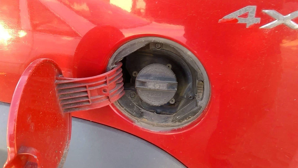 Jeep Liberty 2002 2003 conjunto de cuello de llenado de combustible con tapa de gasolina OEM Foto 4 de 4