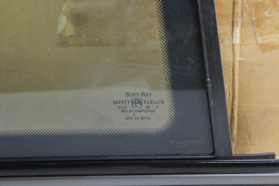 Janela traseira 1/4 quarto destro fabricante de equipamento original 100738280 10092498 1987-93 Chevrolet Beretta (GM - Imagem 3 de 4