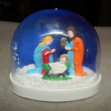 Vintage Nativity Snow Globe (2.75" x 2.125" x 2.125" tall) new