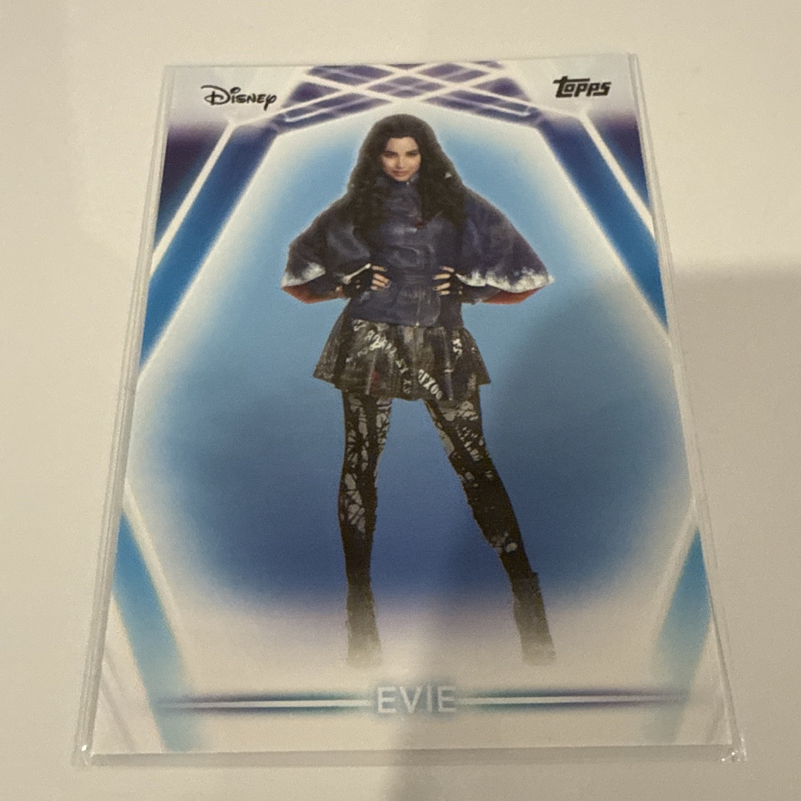 EVIE DESCENDANTS TOPPS DISNEY NEON BASE CARD #157 2026 26