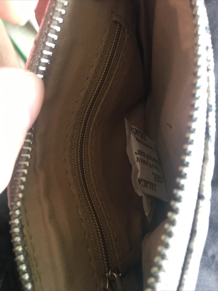 Cartera sin asas Realtree APC camuflada/rosa nueva con etiquetas bolsa interior con cremallera Foto 3 de 4