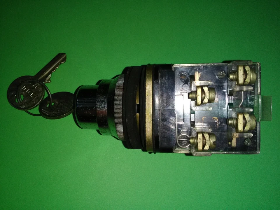 interrupteur a clef telemecanique type ZBRA91 - Photo 2/4