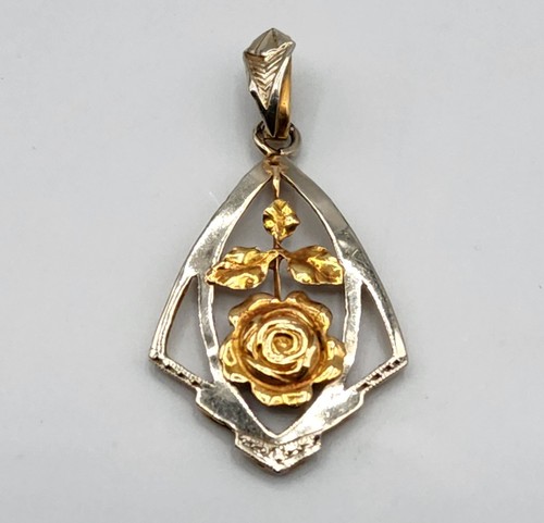 Bijou pendentif en or blanc et