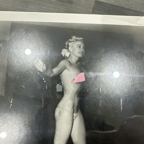 Lili St Cyr Signed BW 8 X 10 Photo - Picture 3 of 3