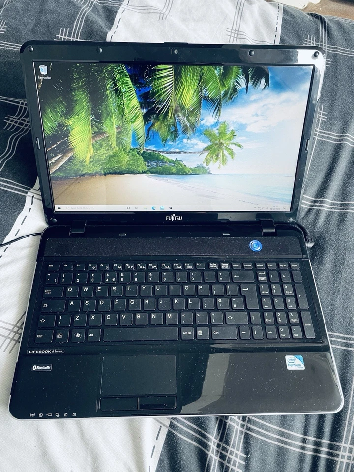 Fujitsu Laptop, Windows 10, Dual Core, 4GB RAM, 250GB Hard Drive, Charger - Image 2 of 4