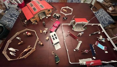 Shleich Large Set Horse Stable Coral Truck Trailer Horses, show jumping set