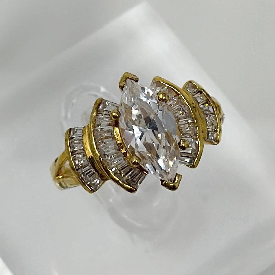 Anillo Vintage 1996 Avon Elizabeth Taylor Tono Dorado Talla 7 Cristal Marquesa Baguette Foto 4 de 4