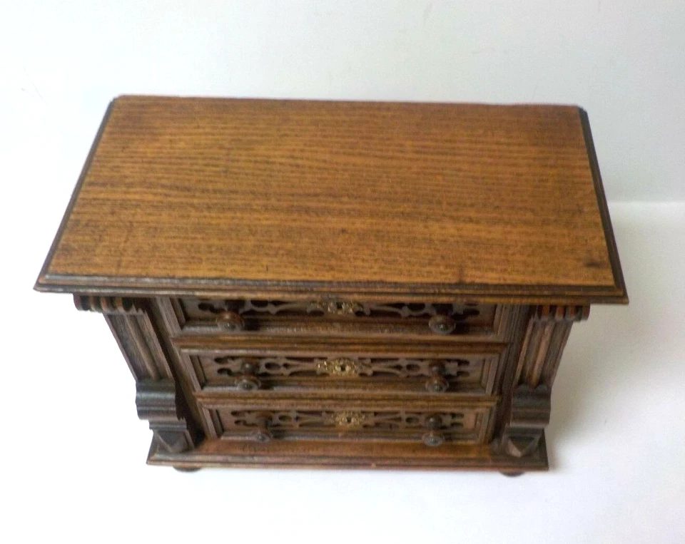 Cómoda tallada en miniatura de roble con 3 cajones del siglo XIX - muestra de vendedor Foto 2 de 4
