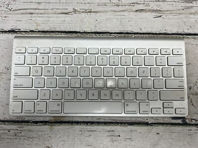 Apple A1314 Wireless Keyboard Original Genuine Aluminum Metal White Keys TESTED