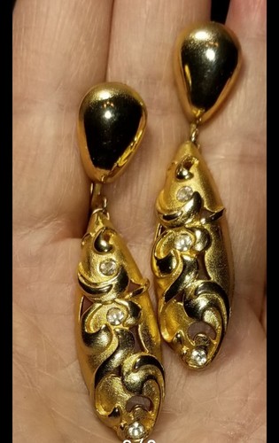 Vintage Goldtone Clip On Earrings with Crystals - Picture 9 of 9