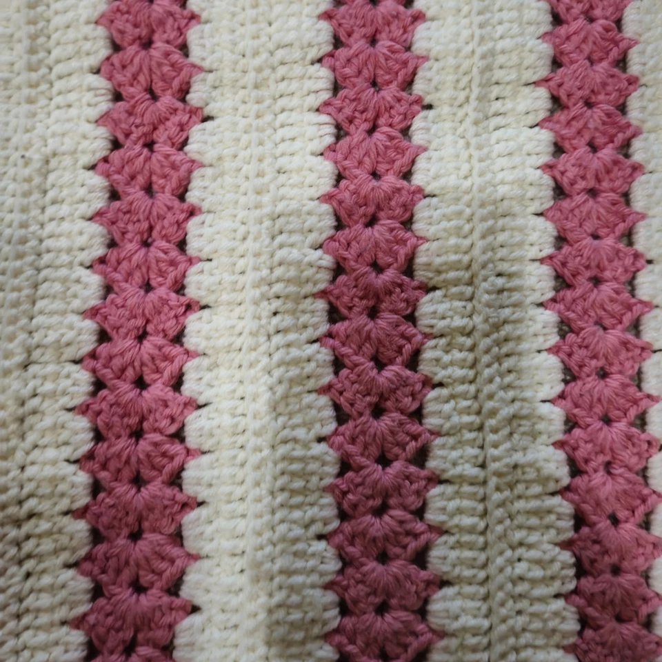 Manta afgana de ganchillo hecha a mano mezcla de lana blanca y rosa 74"x 41" de colección años 80 Foto 4 de 4