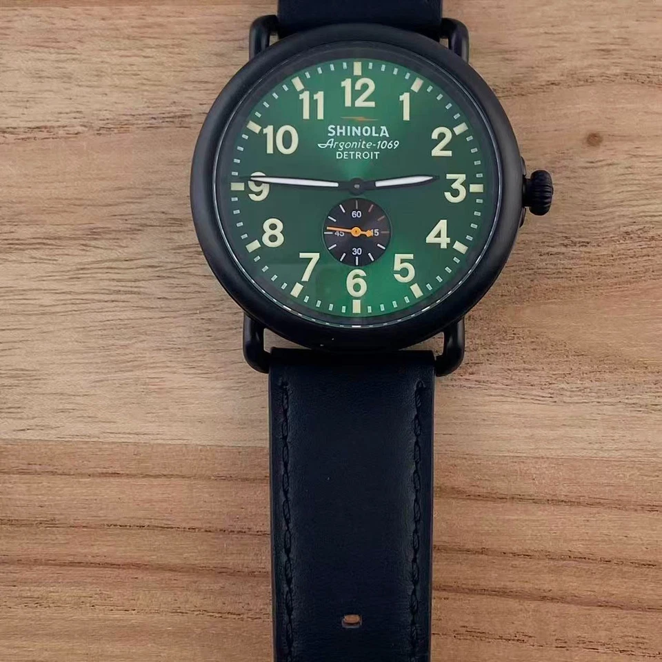 Reloj de cuarzo para hombre Shinola The Runwell 47 mm revestimiento PVD esfera verde y correa negra Foto 3 de 4