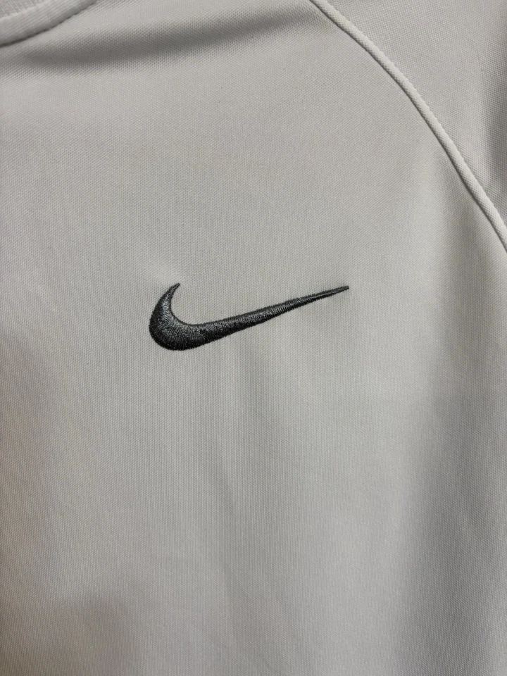 Polo de golf Nike Dri-Fit cuello con textura blanco con logotipo plateado para hombre talla grande Foto 3 de 4