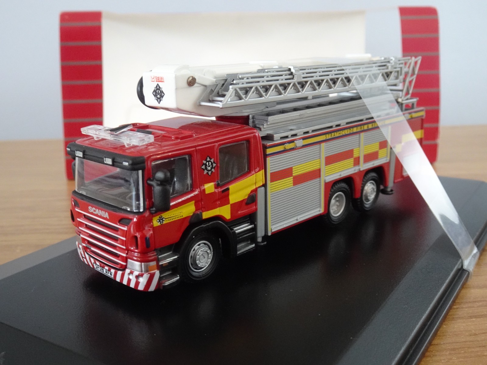 OXFORD STRATHCLYDE FIRE BRIGADE SCANIA ENGINE AERIAL TRUCK MODEL 76SAL001 1:76