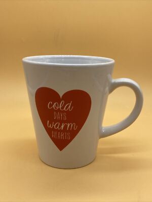 Stilvoller weißer Keramik Becher in Latteform mit rotem Herz ''Cold Days Warm Heart'' 