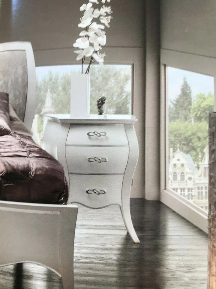 COMO'  CON 2  COMODINI BOMBATO   LEGNO MASSELLO BIANCO PROFILI IN FOGLIA ARGENTO - Immagine 3 di 3