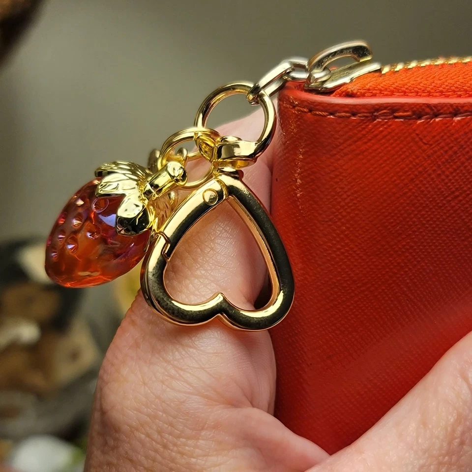 DKNY Cuero Rojo Cremallera Alrededor Mujer Cartera Cremallera Dijes Foto 3 de 4