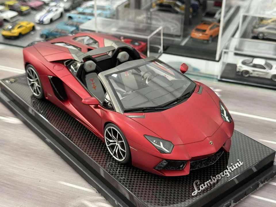 Lamborghini Aventador Roadster LP700-4 (Metallic Red) [MR Collection] 1/18 scale - Image 4 of 4