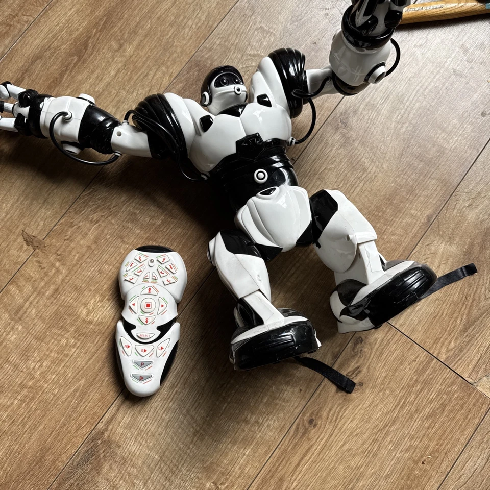 Robosapien Mini Robot - Walks, Eyes Glow, Moving Hands, Poseable Arms - Image 3 of 4