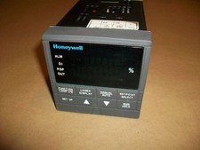 Honeywell UDC3000 Process Controller  DC330E-K0-000-20-100000-00-0