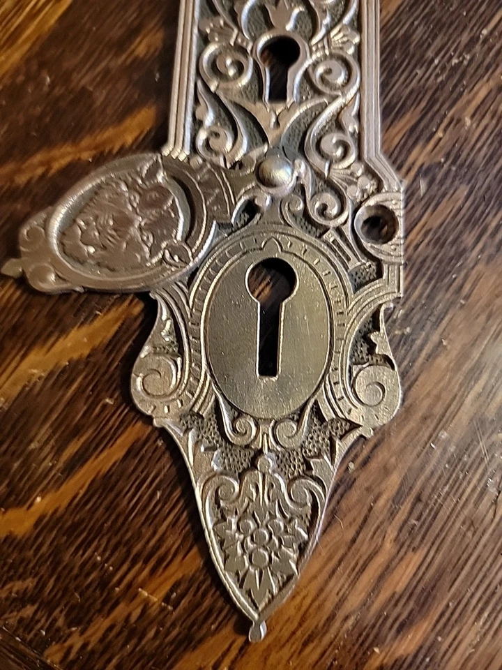 Редкая Старинная Декоративная Тарелка с Дверной Ручкой Рассела Эрвина с Крышкой Замочной скважины Льва Бронза - Изображение 4 из 4